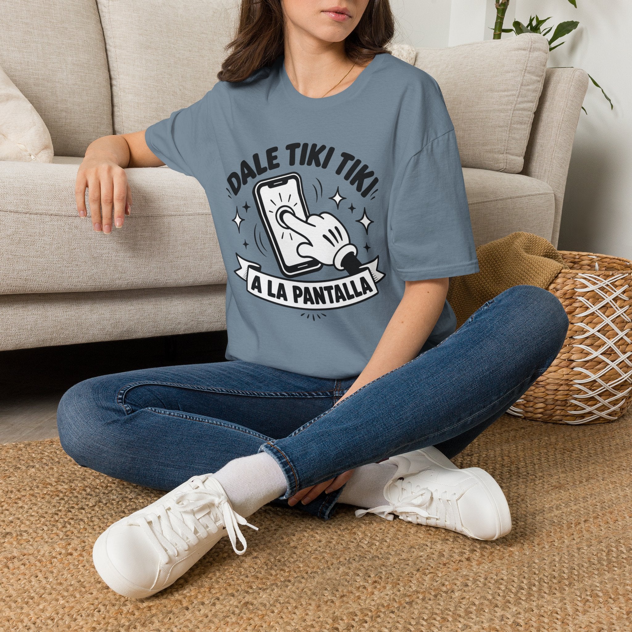T-Shirt — 'Dale Tiki Tiki! A La Pantalla' Funny Spanish Phone-Press Graphic Tee