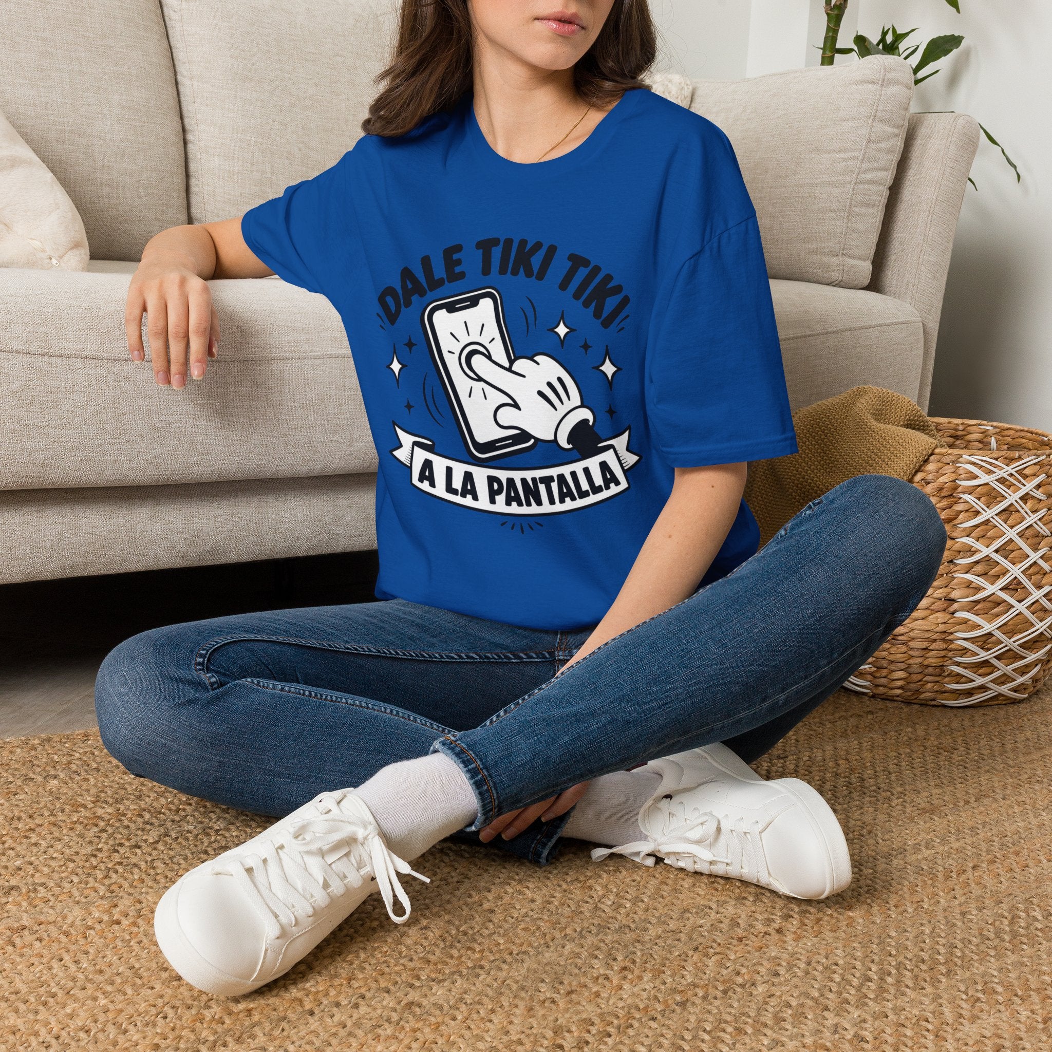 T-Shirt — 'Dale Tiki Tiki! A La Pantalla' Funny Spanish Phone-Press Graphic Tee