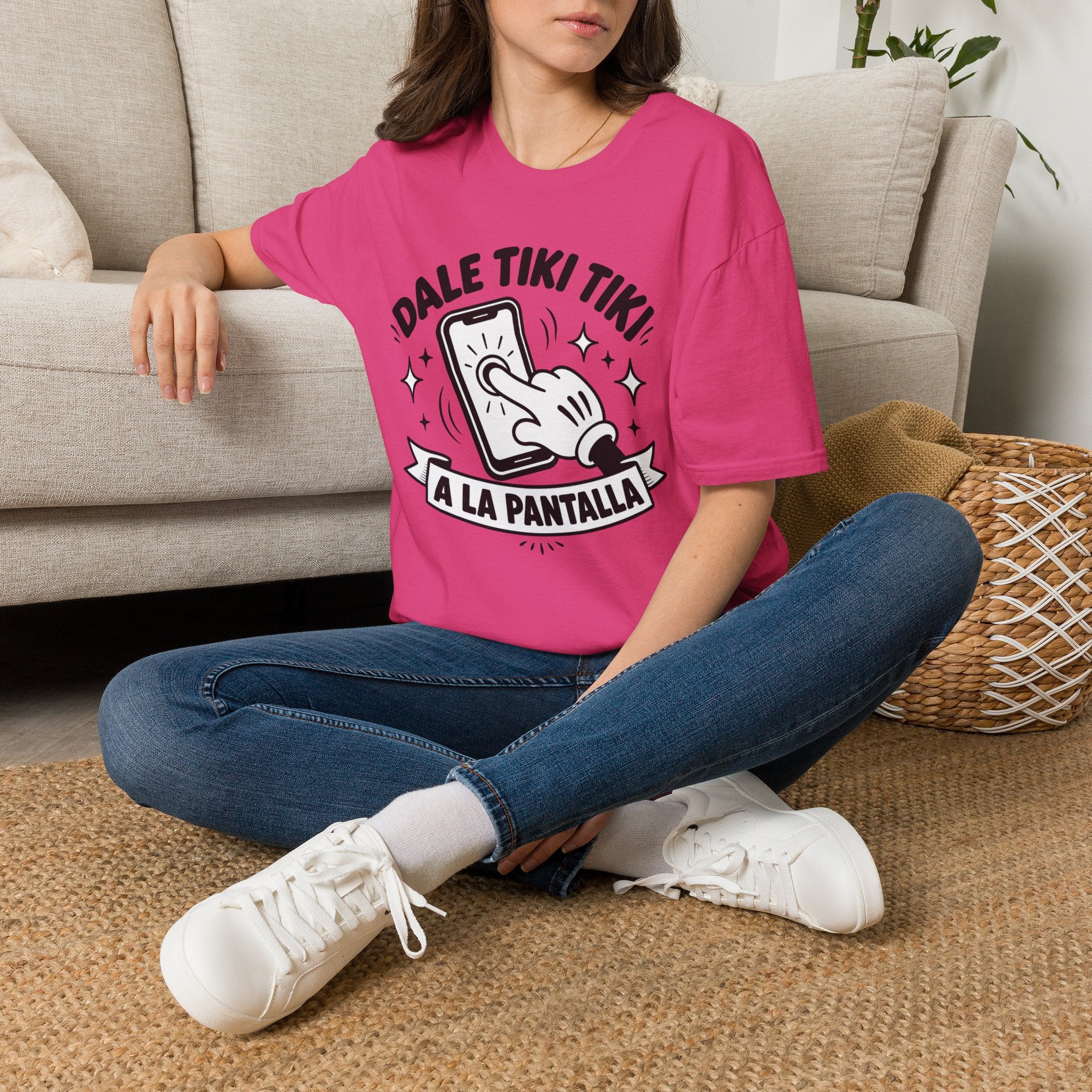 T-Shirt — 'Dale Tiki Tiki! A La Pantalla' Funny Spanish Phone-Press Graphic Tee