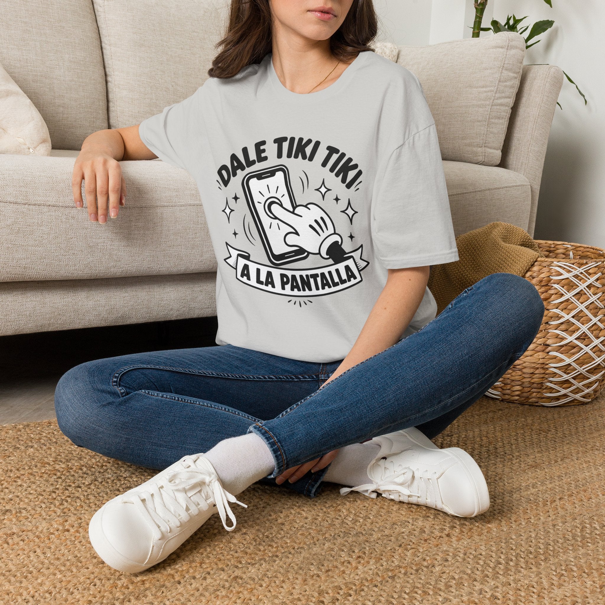 T-Shirt — 'Dale Tiki Tiki! A La Pantalla' Funny Spanish Phone-Press Graphic Tee