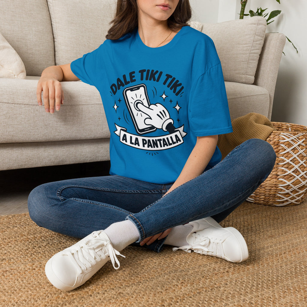 T-Shirt — 'Dale Tiki Tiki! A La Pantalla' Funny Spanish Phone-Press Graphic Tee