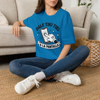 T-Shirt — 'Dale Tiki Tiki! A La Pantalla' Funny Spanish Phone-Press Graphic Tee
