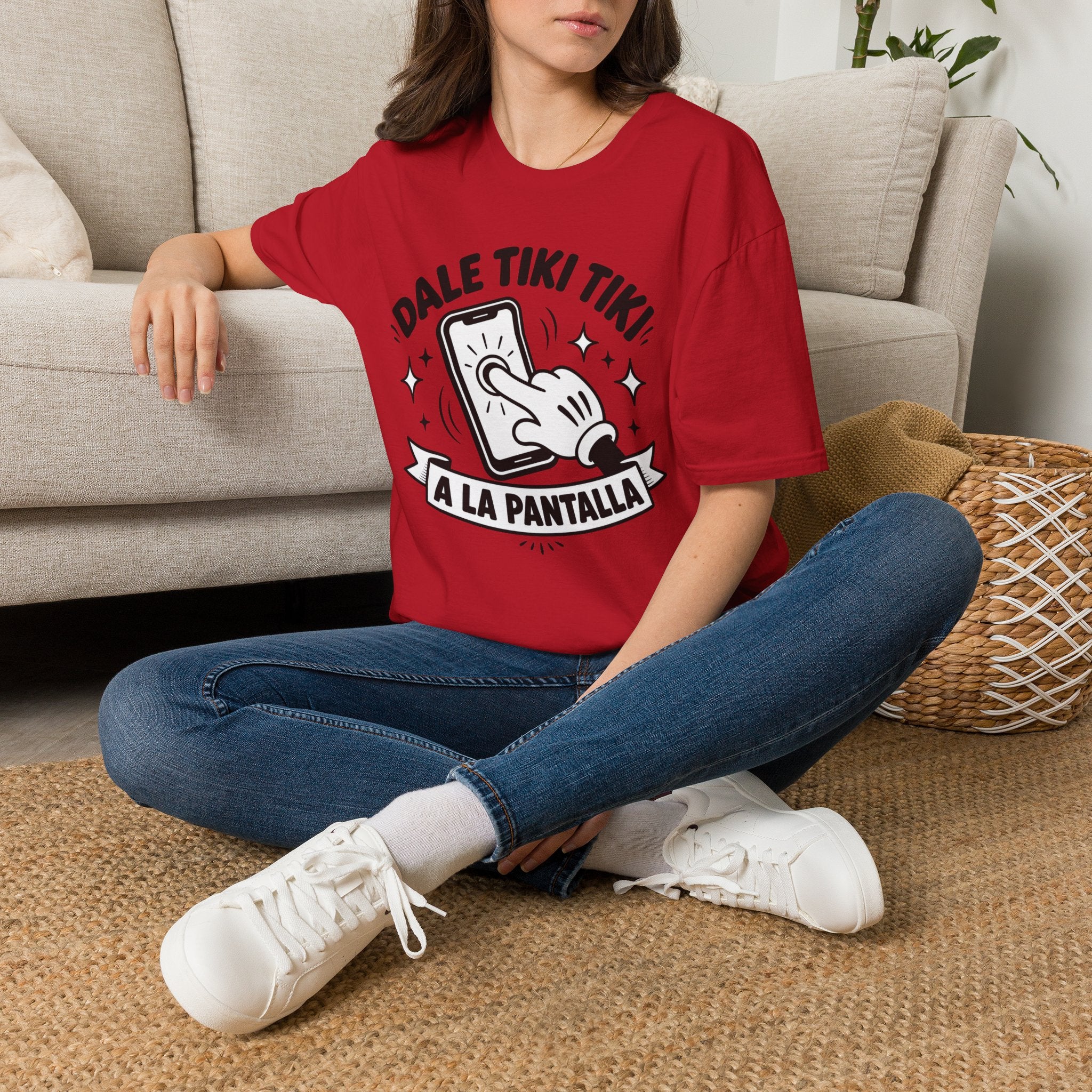 T-Shirt — 'Dale Tiki Tiki! A La Pantalla' Funny Spanish Phone-Press Graphic Tee