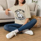 T-Shirt — 'Dale Tiki Tiki! A La Pantalla' Funny Spanish Phone-Press Graphic Tee