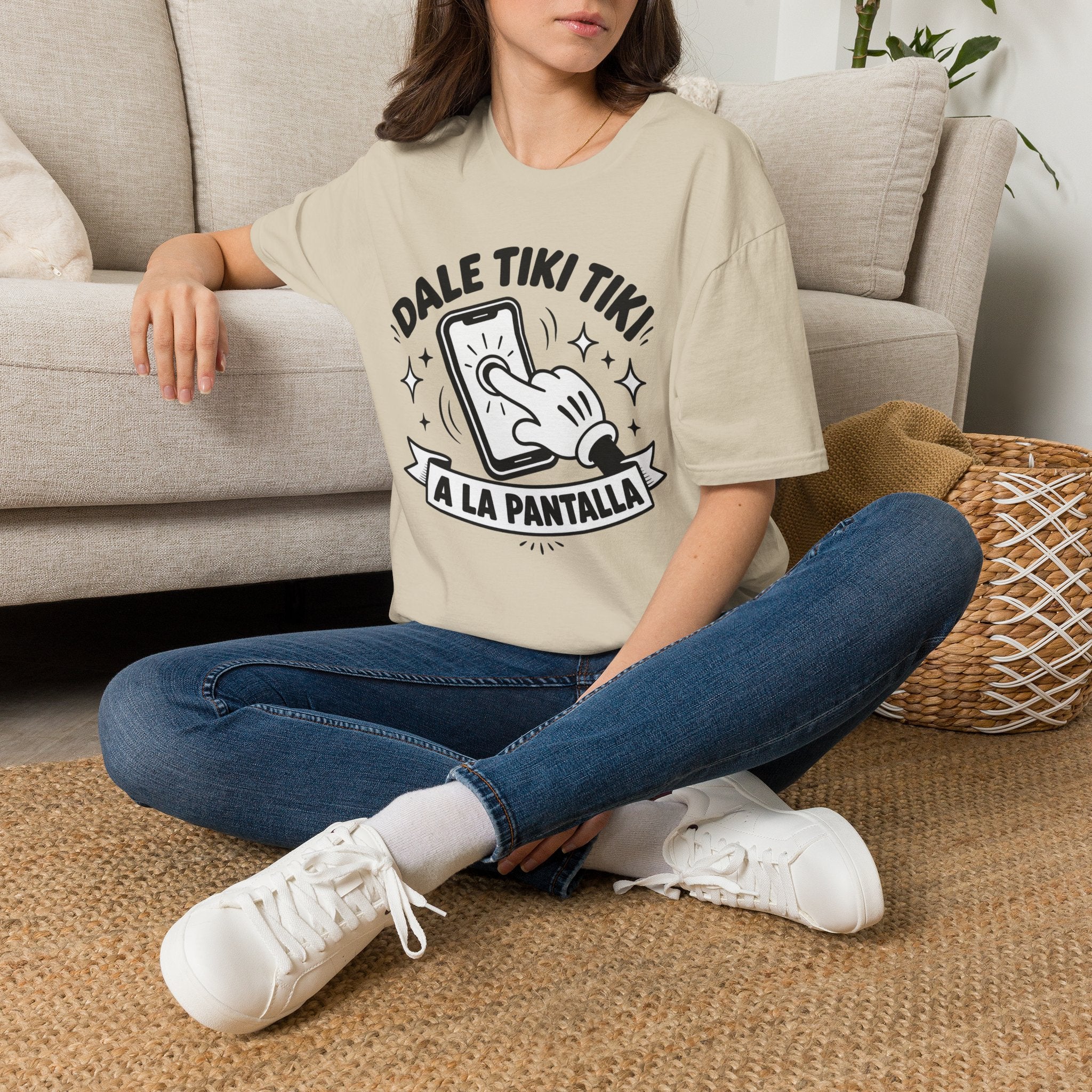 T-Shirt — 'Dale Tiki Tiki! A La Pantalla' Funny Spanish Phone-Press Graphic Tee