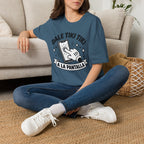 T-Shirt — 'Dale Tiki Tiki! A La Pantalla' Funny Spanish Phone-Press Graphic Tee
