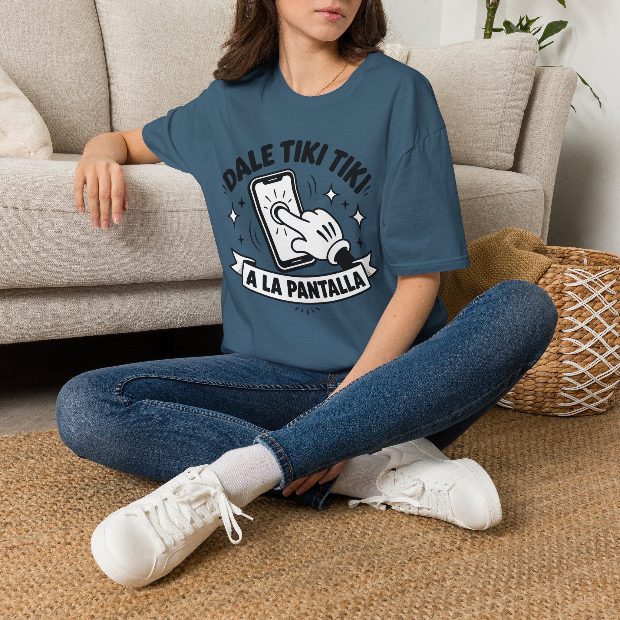 T-Shirt — 'Dale Tiki Tiki! A La Pantalla' Funny Spanish Phone-Press Graphic Tee