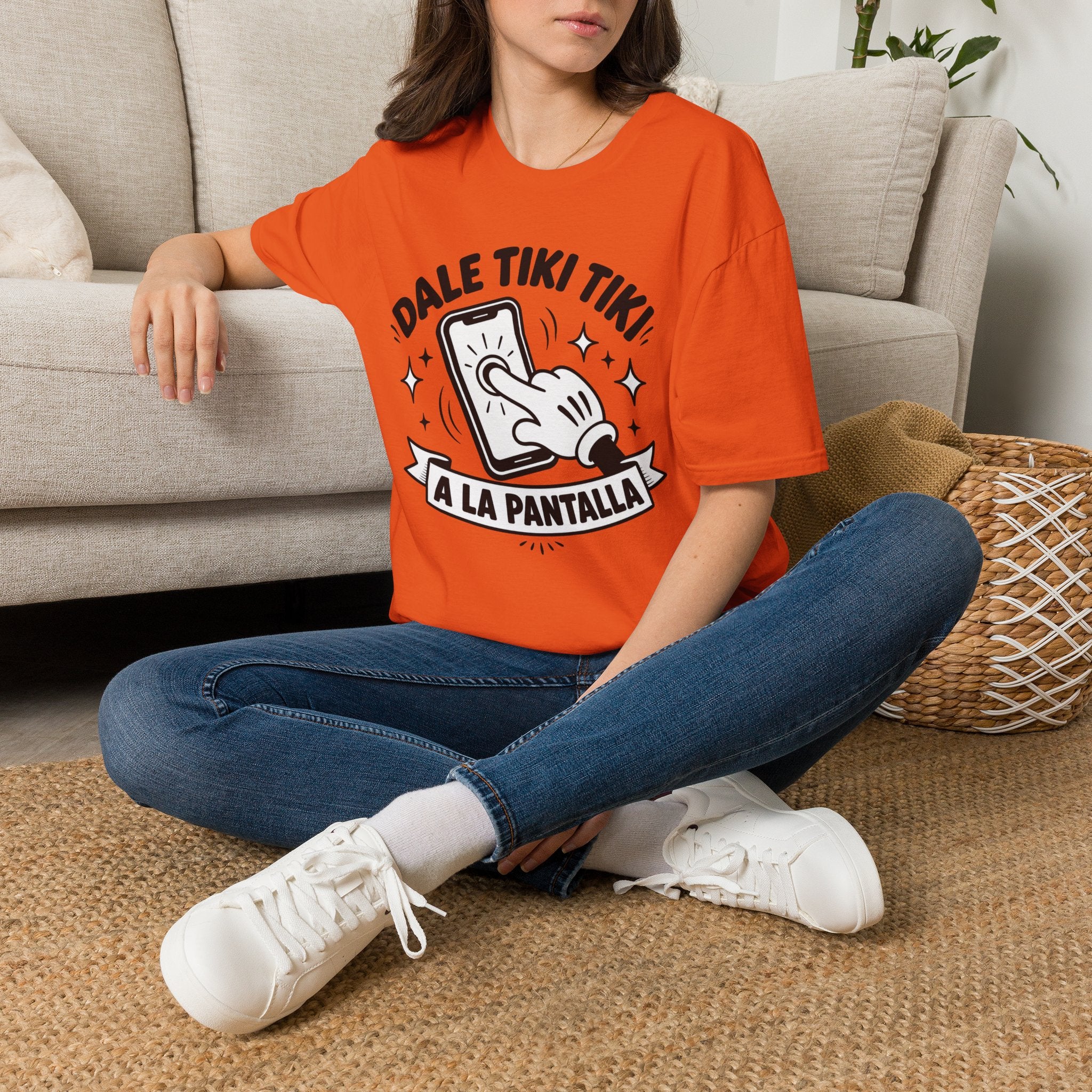 T-Shirt — 'Dale Tiki Tiki! A La Pantalla' Funny Spanish Phone-Press Graphic Tee