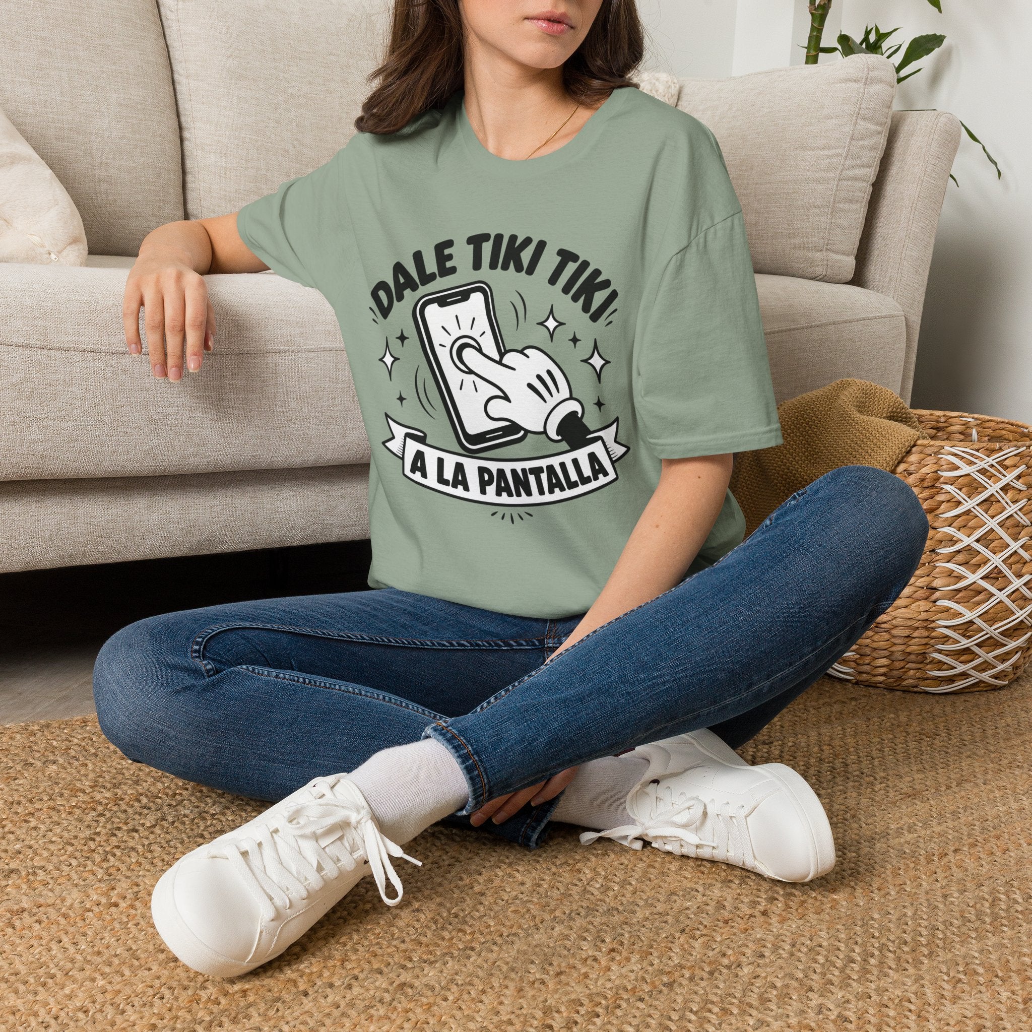 T-Shirt — 'Dale Tiki Tiki! A La Pantalla' Funny Spanish Phone-Press Graphic Tee