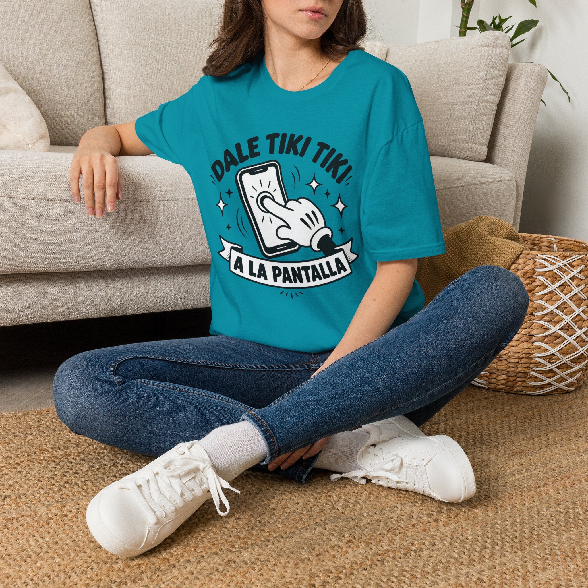 T-Shirt — 'Dale Tiki Tiki! A La Pantalla' Funny Spanish Phone-Press Graphic Tee