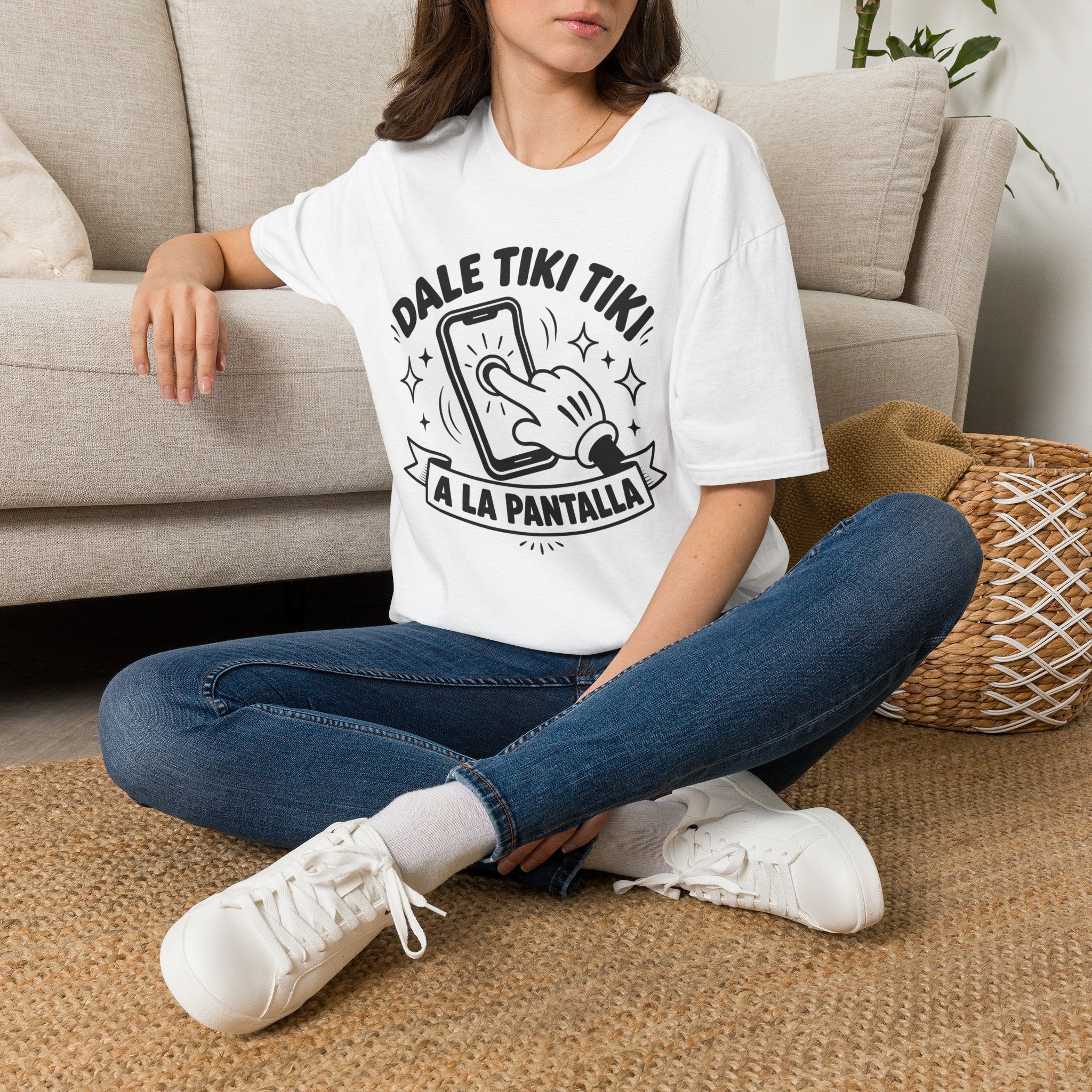 T-Shirt — 'Dale Tiki Tiki! A La Pantalla' Funny Spanish Phone-Press Graphic Tee