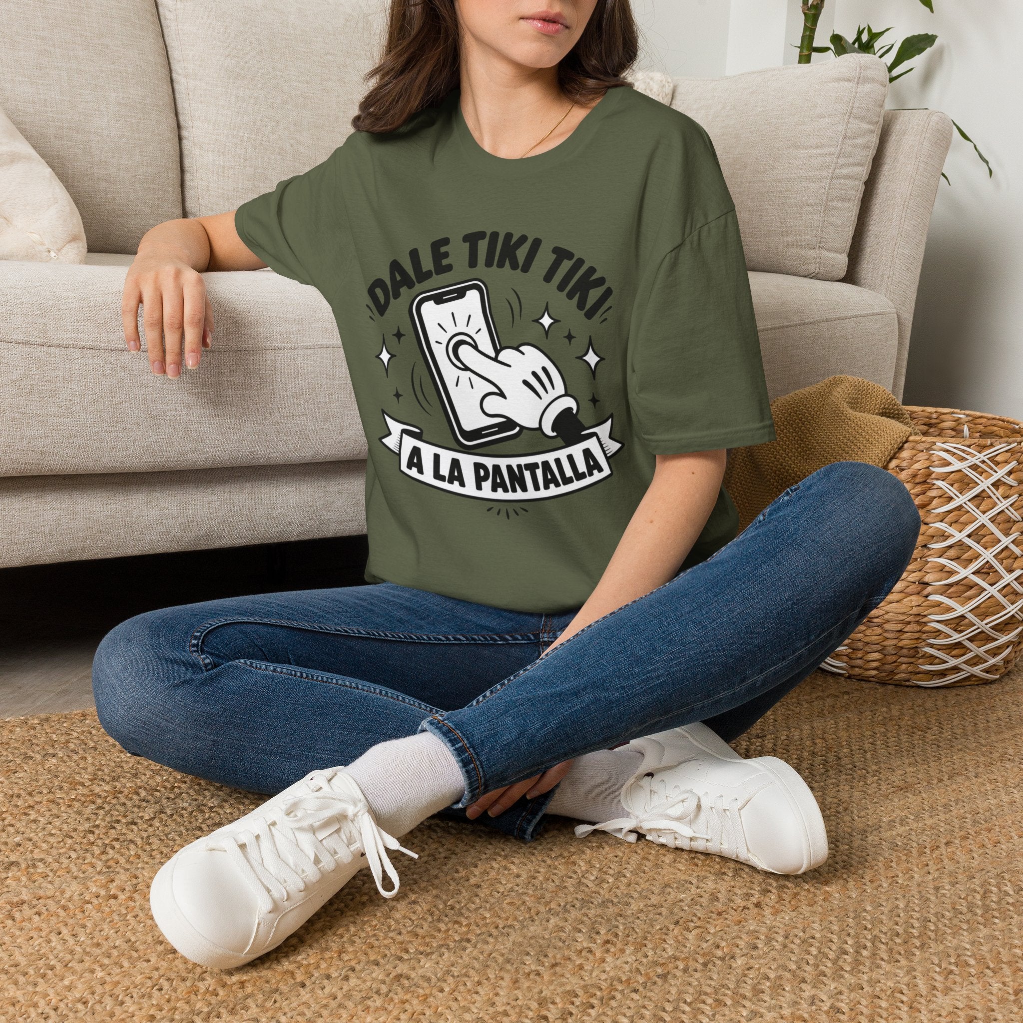 T-Shirt — 'Dale Tiki Tiki! A La Pantalla' Funny Spanish Phone-Press Graphic Tee