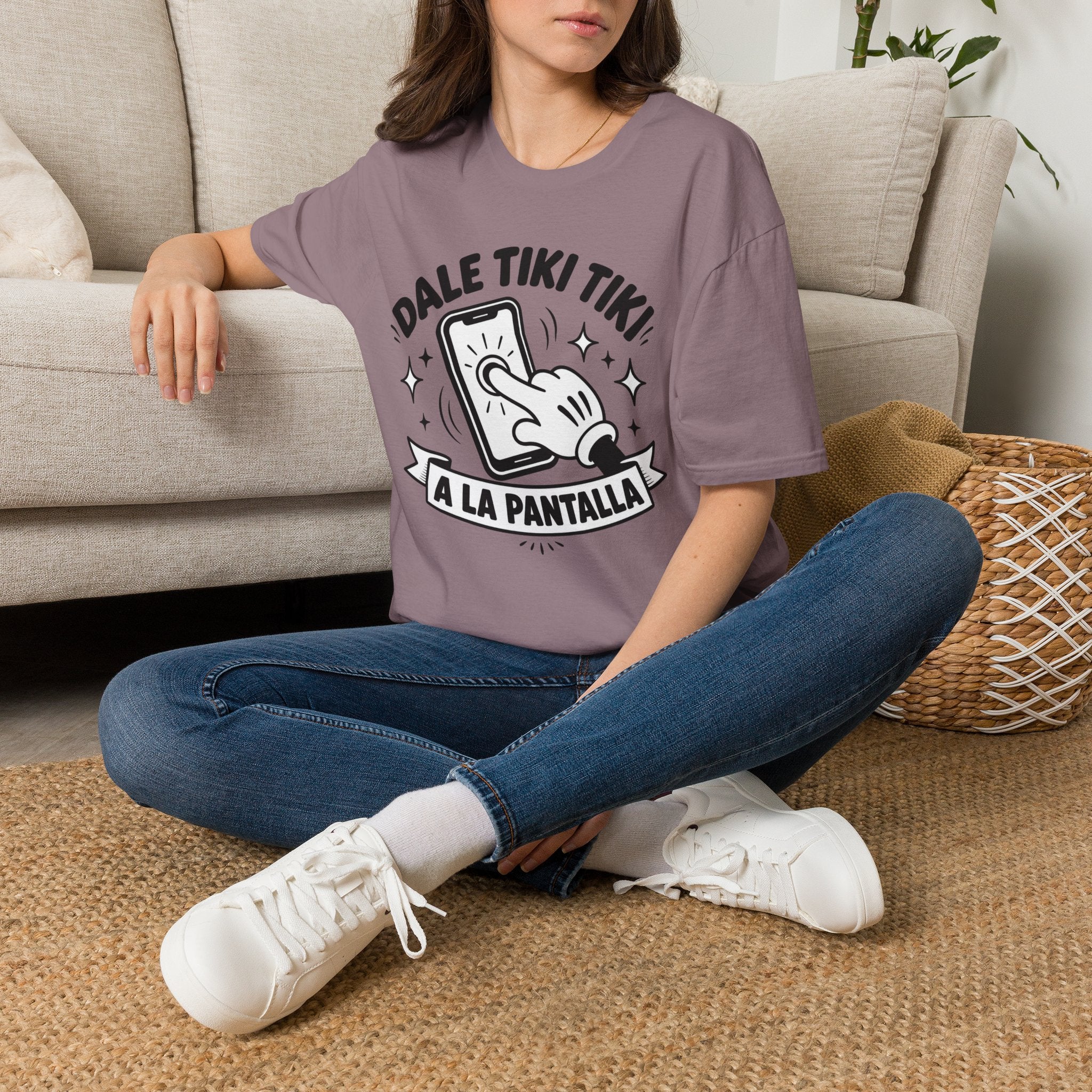 T-Shirt — 'Dale Tiki Tiki! A La Pantalla' Funny Spanish Phone-Press Graphic Tee